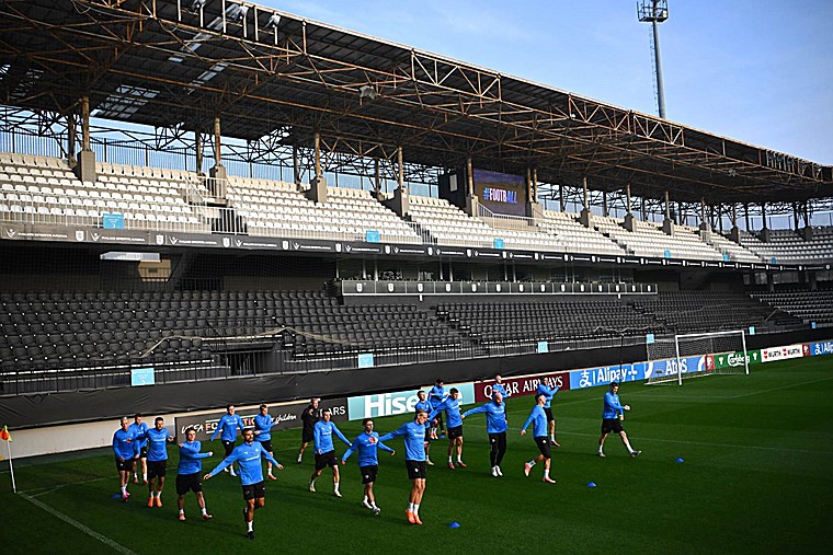 Asociación Islandesa de Fútbol: Unos 30 aficionados islandeses acudieron al estadio del equipo visitante para animar al equipo.