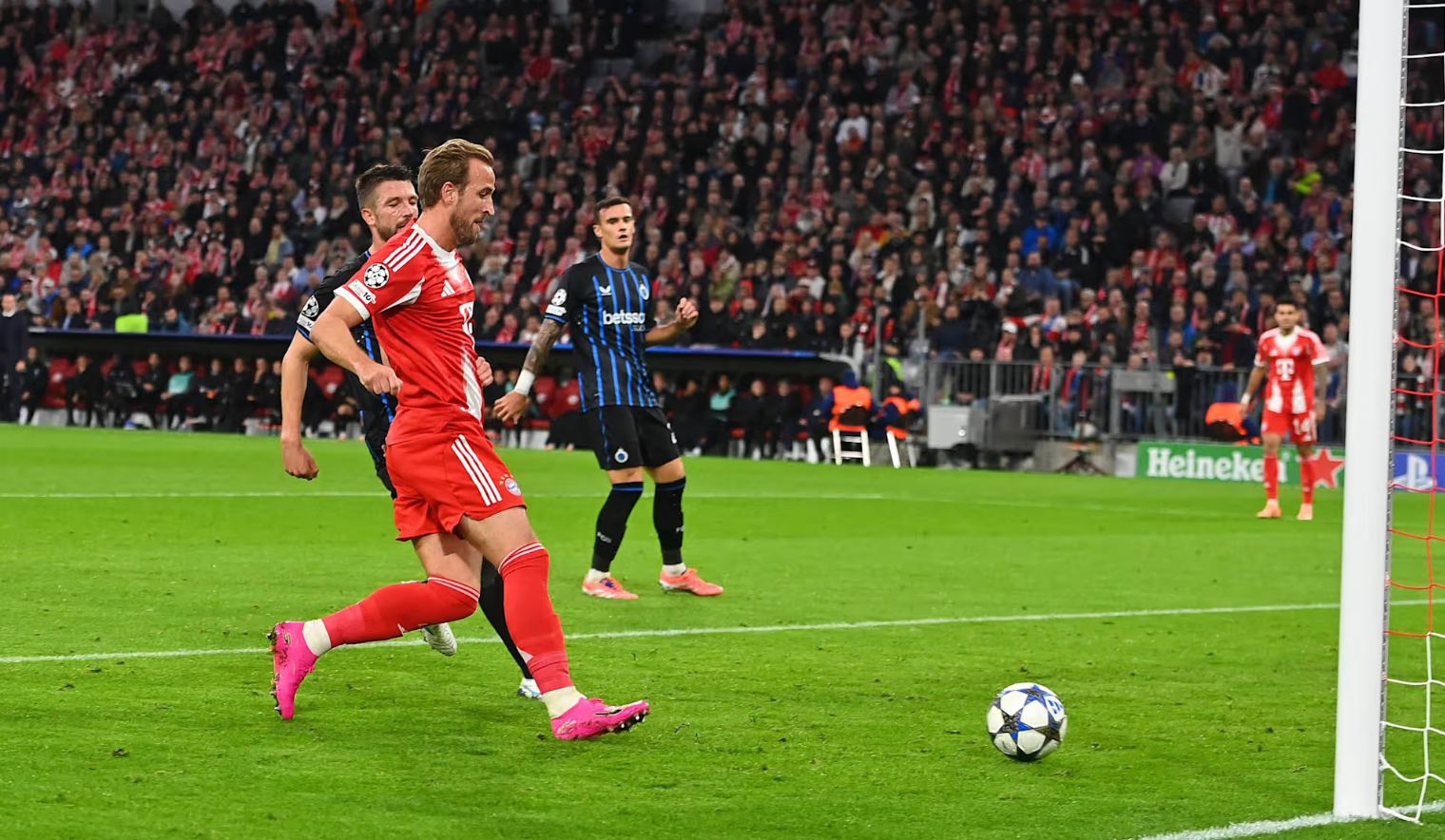 Oficial: Kane fue nombrado Jugador del Mes de octubre del Bayern y la estrella en ascenso Karl marcó el mejor gol
