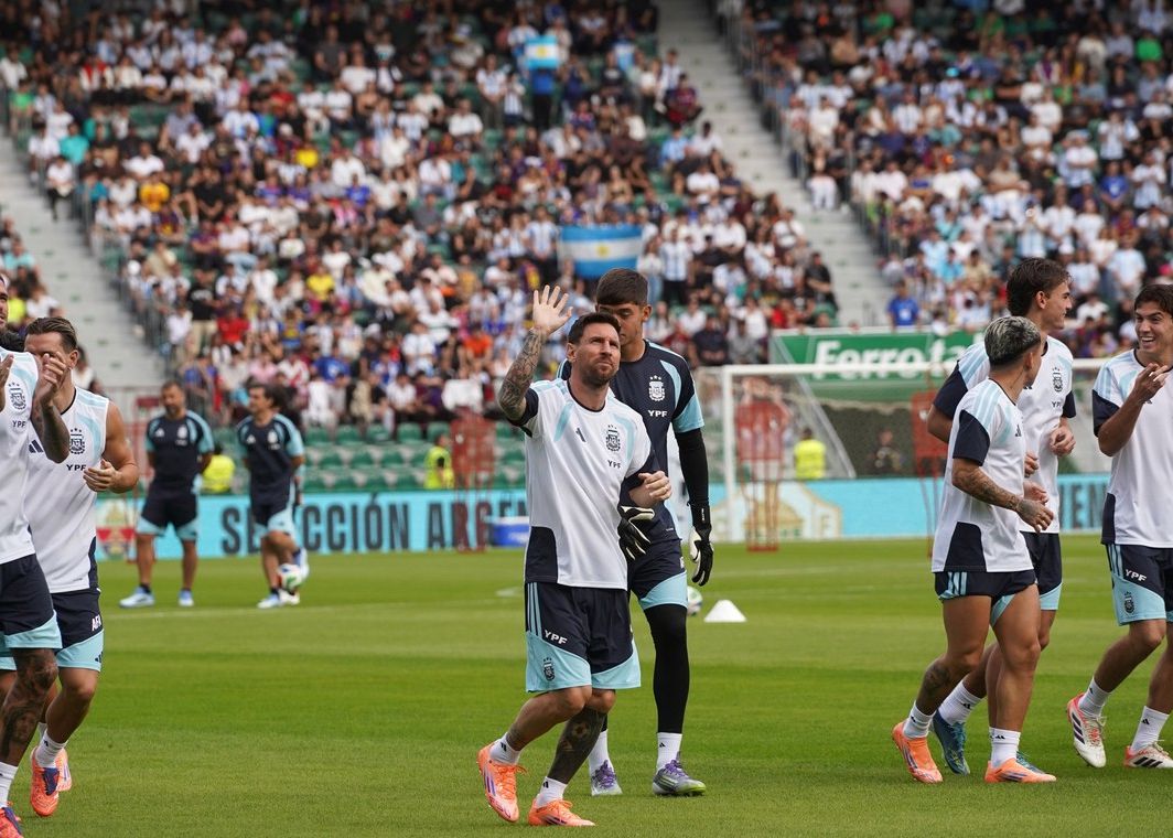 ¡Extremadamente popular! 20.000 aficionados ven el entrenamiento de la selección argentina, los medios argentinos predicen que Messi será titular
