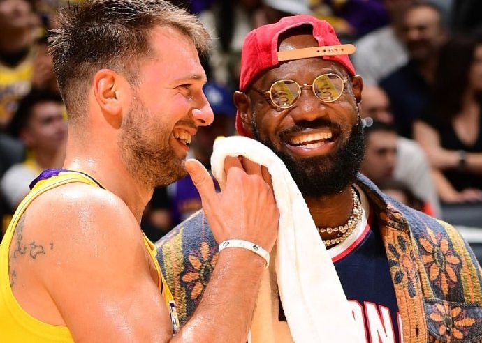 ¿De qué es tan agradable hablar? Fotos publicadas por medios estadounidenses: LeBron y Doncic charlando y riendo al margen