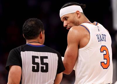 ¡Siente frío al manejar el balón, pero hace grandes aportaciones al agarrar rebotes! Hart regresó al juego y anotó solo 2 puntos con 1 de 8 tiros y atrapó 14 rebotes.