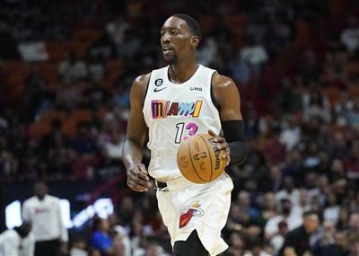 ¡Plena floración! El Heat anotó 42 puntos con 7 de 9 triples en el primer cuarto y Adebayor anotó 18 puntos.