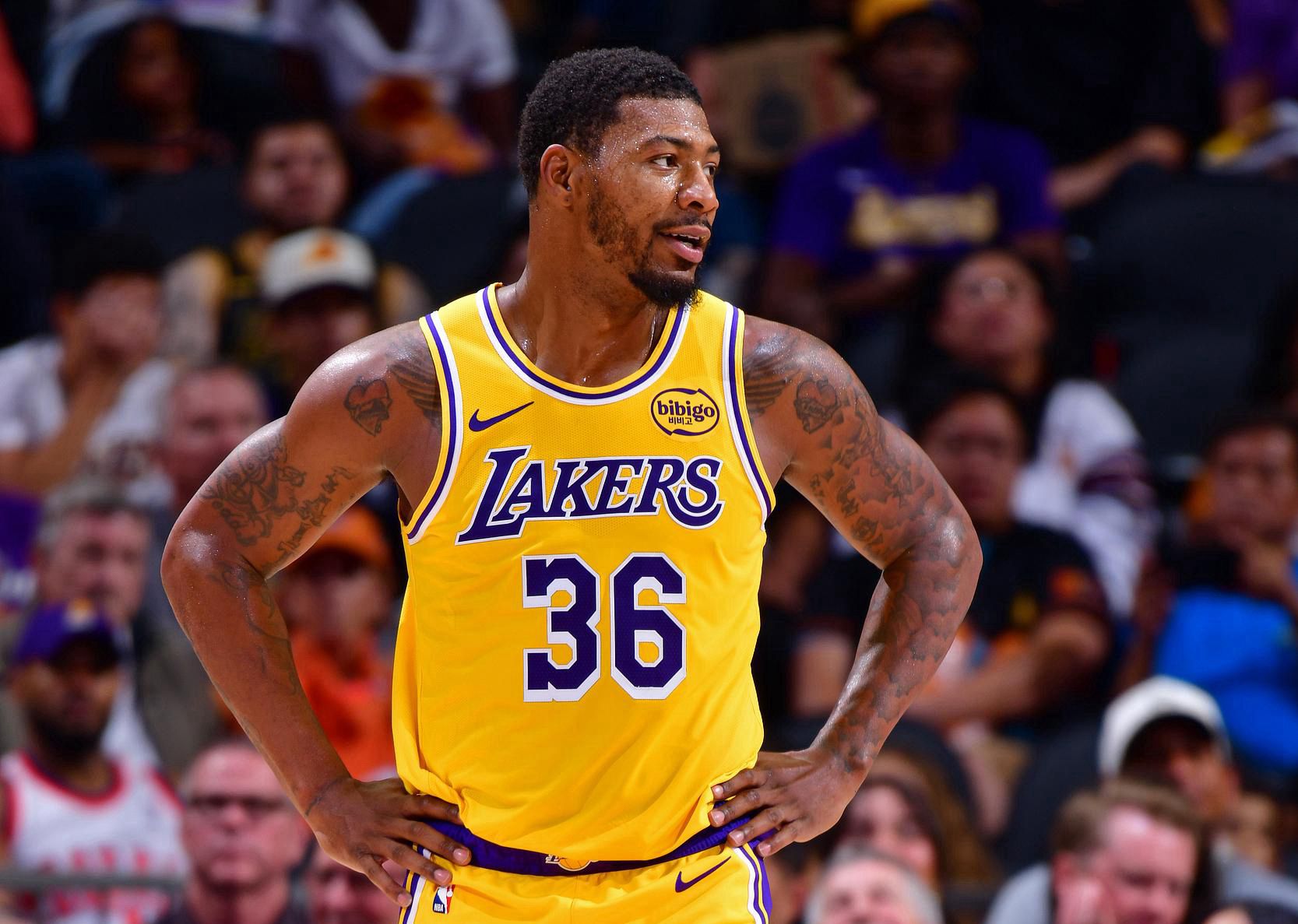 ¡Imprevisible! Smart cometió 3 faltas y cometió un error ridículo en el momento decisivo que le dio el balón a los Spurs