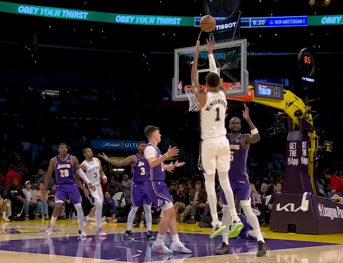 ¡Wenban y Doncic cometieron 4 faltas! Los Spurs metieron 16-8 en tiros libres y los Lakers ganaron por 9 puntos en un solo cuarto