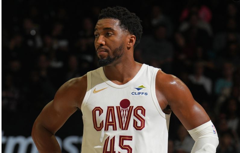 ¡El estado competitivo es bueno! Mitchell anotó 21 puntos y 3 asistencias con 6 de 9 tiros en la mitad.