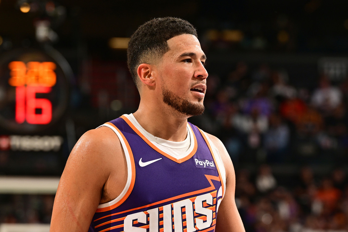 ¡56%+43% y un promedio de 30+ por juego! Booker logró un milagro que sólo Curry ha logrado en la NBA