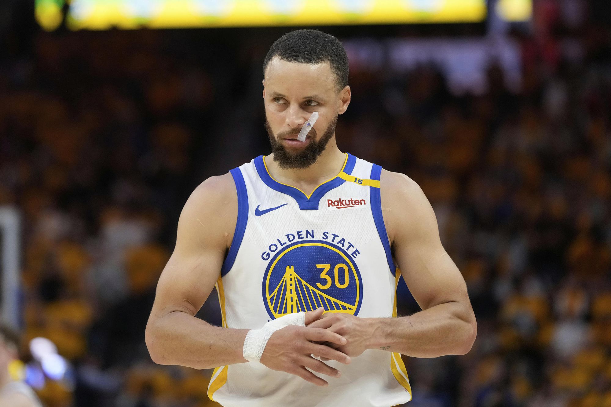 Los Warriors repartieron 20 asistencias en la mitad y anotaron 68 puntos.