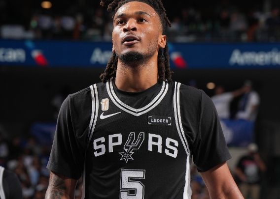 Castle: Es muy difícil jugar contra Curry. Me sorprende poder conseguir un triple-doble con Wenbanyama.