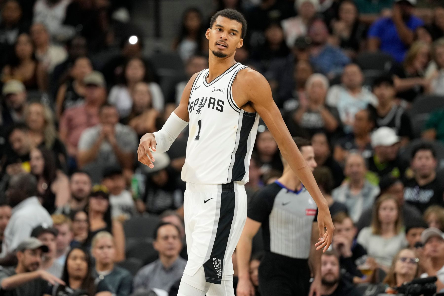 Castle y Vunbanyama se convierten en la primera pareja en la historia de los Spurs en registrar un triple-doble al mismo tiempo.