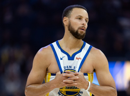 Curry anotó 15 puntos y Moody anotó 4 triples, los Warriors anotaron 7 puntos en el entretiempo y los Spurs avanzaron