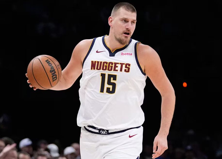 ¡Eficiente! Jokic acertó 16 de 19 tiros y anotó 35+15+7, llevando al equipo a 5 victorias consecutivas.
