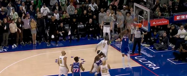 Edwards falló el tiro abierto y Oubre quedó desprotegido debajo de la canasta y completó la bandeja de seguimiento para el tiro final.