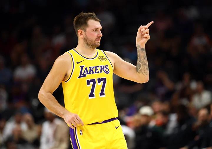 El equipo de doble núcleo de los Lakers anotó 66 puntos para llevar al equipo a dos victorias consecutivas. El equipo visitante continuó su buena actuación con 7 victorias y 2 derrotas.