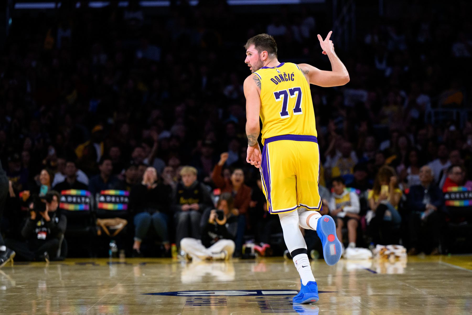 ¡Los Lakers derrotaron a los Bucks en el entretiempo! Doncic anotó 21 puntos y 5 asistencias, y los jugadores del banquillo no fallaron ni un solo gol.